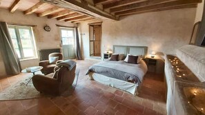 5 chambres, bureau, fer et planche à repasser, lit de bébé portatif
