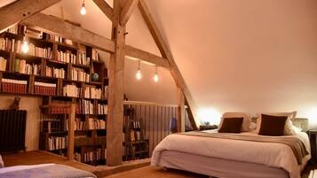 5 bedrooms, desk, iron/ironing board, travel cot