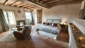 5 chambres, bureau, fer et planche à repasser, lit parapluie