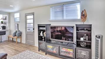 2 bedrooms, desk, iron/ironing board, Internet