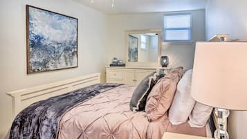 2 bedrooms, desk, iron/ironing board, Internet