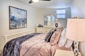 2 bedrooms, desk, iron/ironing board, Internet - Cozy Rapid City Retreat: Perfect for Exploring! (Rapid City)