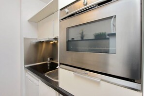 Frigorifero, forno, piano cottura, lavastoviglie