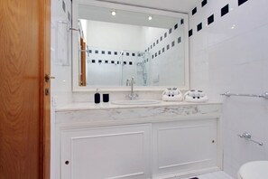 Shower, hair dryer, towels, shampoo