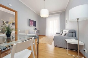 TV - Close to the Spanish Steps, comfortable apartment for 4 (Roma)