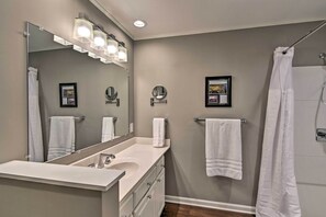 Amenidades de baño gratuitas, secadora de cabello, toallas 