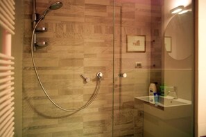 Bathtub, hair dryer, bidet, towels