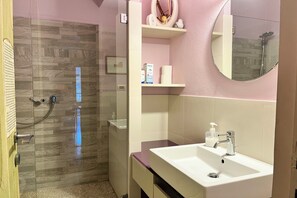 Baignoire, séchoir à cheveux, bidet, serviettes fournies