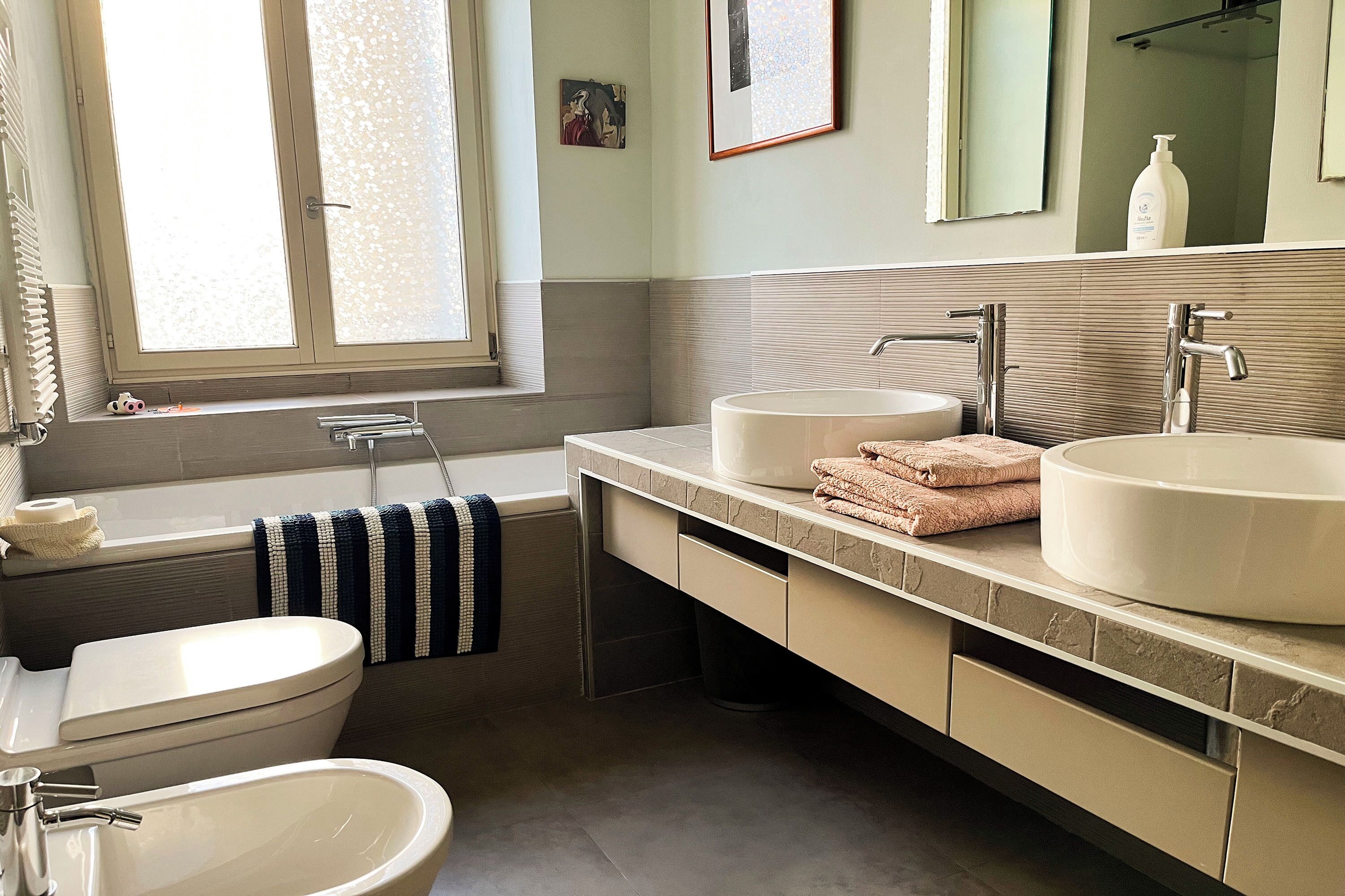 Badewanne, Haartrockner, Bidet, Handtücher