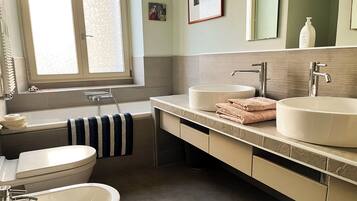 Badewanne, Haartrockner, Bidet, Handtücher