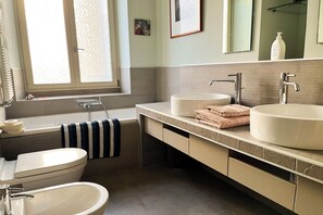 Bathtub, hair dryer, bidet, towels - La casa degli angeli – Quiet artistic courtyard retreat in central Turin (Torino)