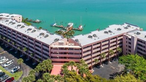Un hôtel à plusieurs étages doté d’un parking et d’un port de plaisance.