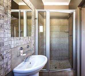 Standardzimmer | Badezimmer | Dusche, kostenlose Toilettenartikel, Haartrockner, Handtücher