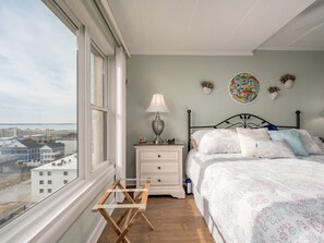 2 bedrooms, iron/ironing board, internet