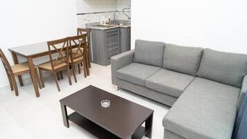 Deluxe Single Room | Living area
