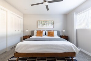 2 slaapkamers, een bureau, een strijkplank/strijkijzer, reisbedje