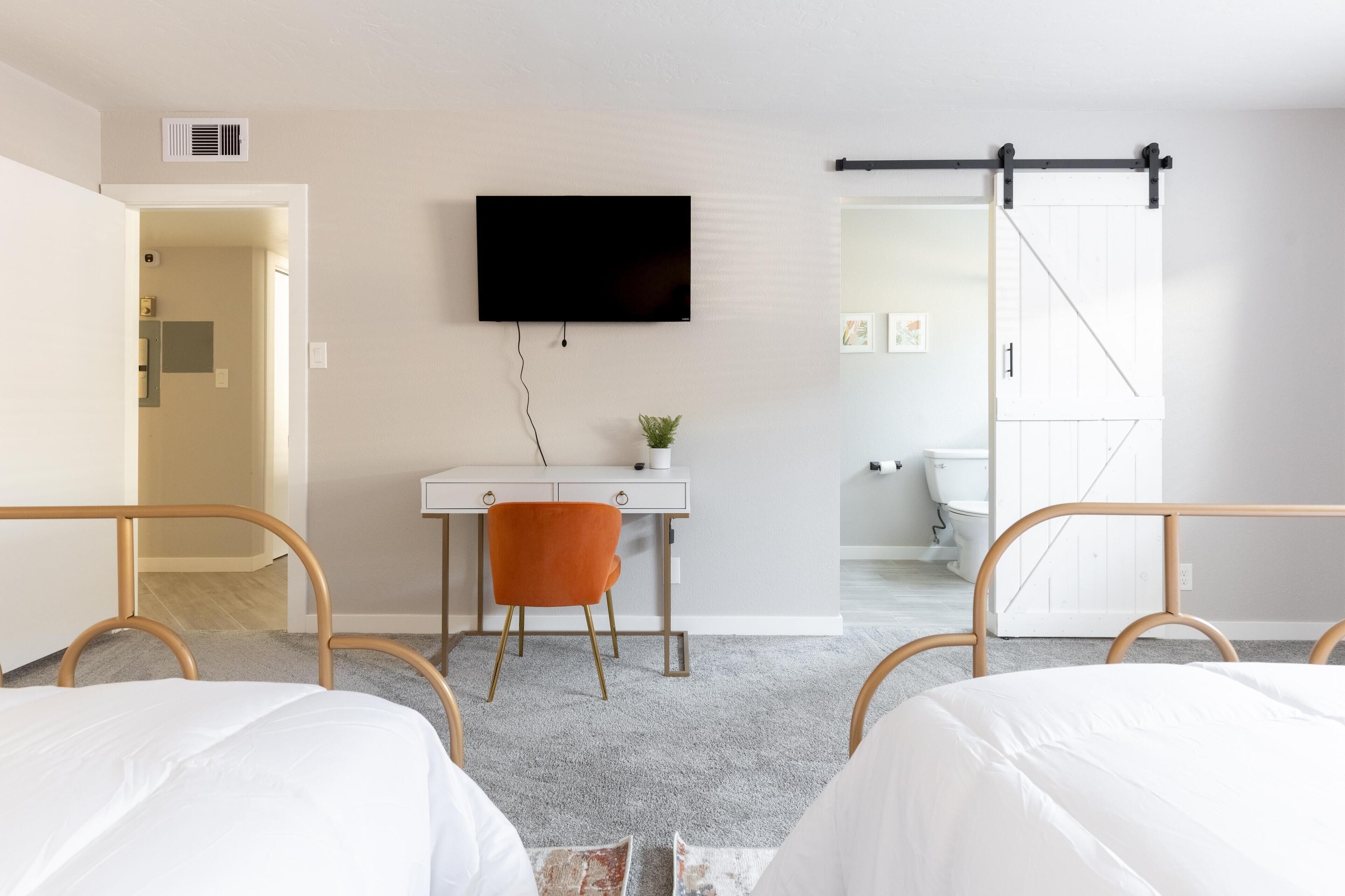 2 bedrooms, desk, iron/ironing board, travel crib