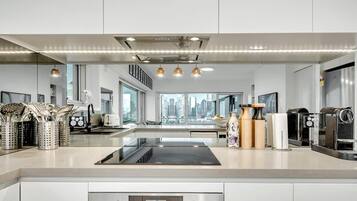 Refrigerador, microondas, horno, placa de cocina