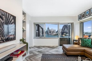TV - 'Bridgeview' -  Luxury 2 Bedroom Home, Complete w/ Free Parking, Aircon & Lift! (Kirribilli)
