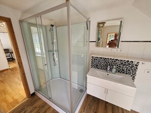 Badewanne, Haartrockner, Seife, Toilettenpapier