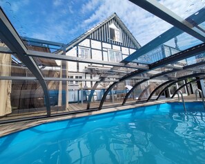 Utomhuspool och uppvärmd pool
