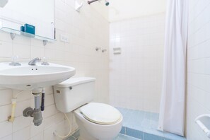 Triple Room | Bathroom | Shower, free toiletries, towels, soap - Hotel Astoria Real (Cali)