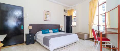 Ropa de cama hipoalergénica, escritorio, wifi gratis y ropa de cama