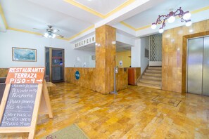 Interior entrance - Hotel Astoria Real (Cali)