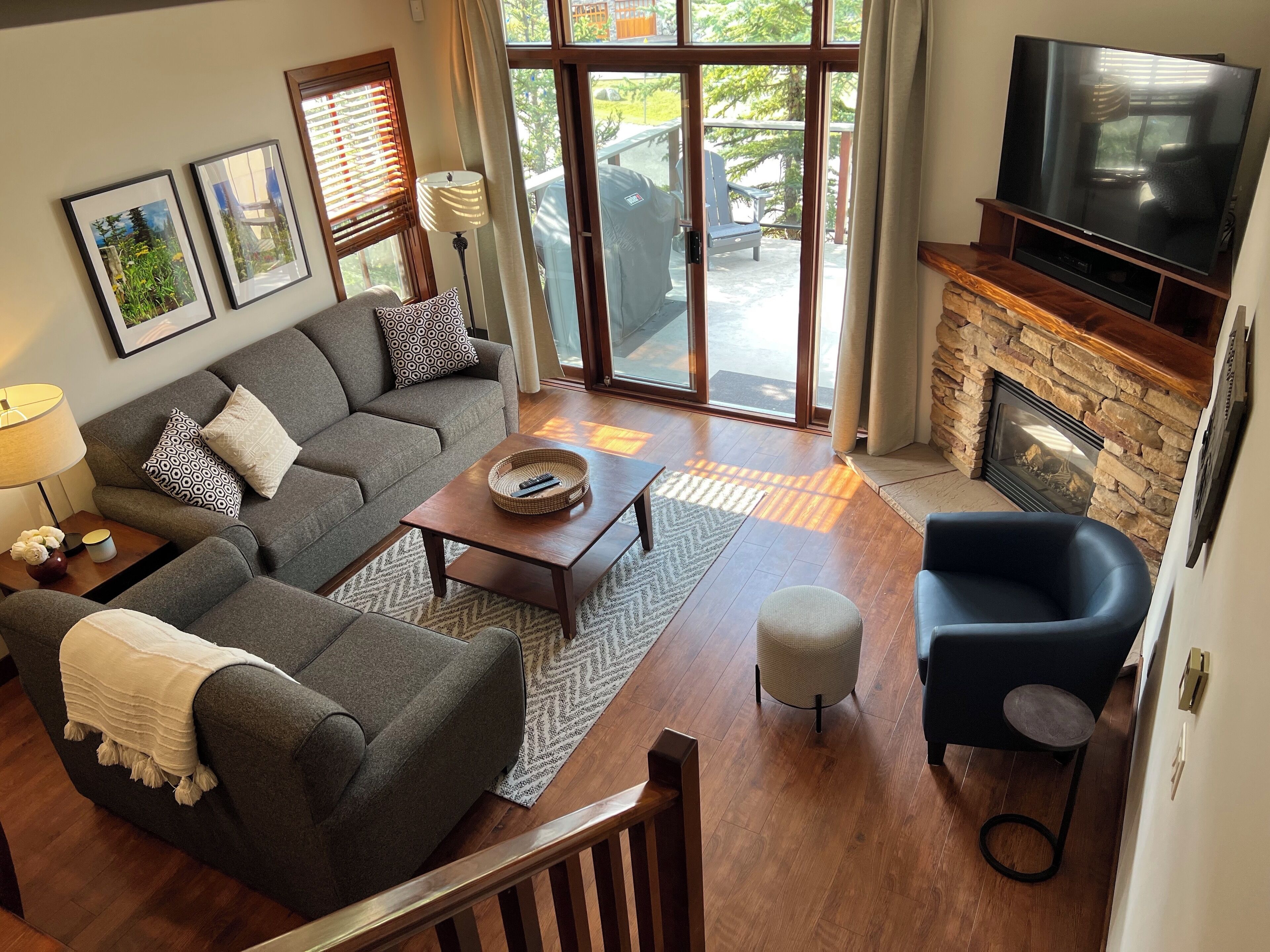 Televisie, een open haard en een dvd-speler