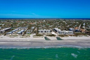 On the beach - Pelicans Roost 107: Corner Unit with Gulf Views! (Sanibel)