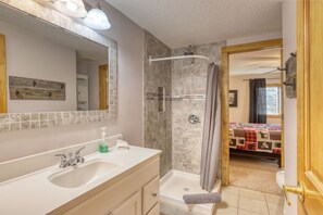 Badewanne, Haartrockner, Handtücher