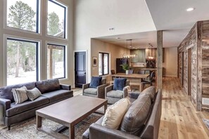 Smart TV, fireplace - The Juniper (Lead)