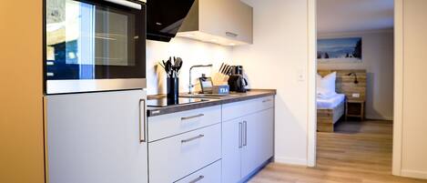 ثلاجة، فرن، موقد طهي مسطح، غسالة أطباق