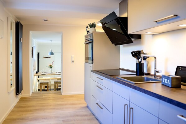 Fridge, oven, stovetop, dishwasher