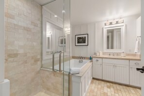 Baignoire, sèche-cheveux, serviettes fournies, savon