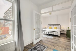3 habitaciones, tabla de planchar con plancha, wifi y ropa de cama 