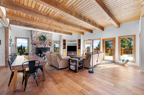 Newly Furnished Mountain Home - Private Hot Tub- Fooseball - Unbeatable Views