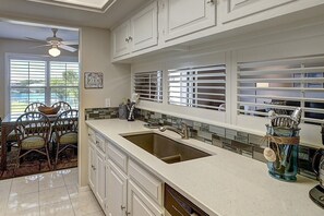Condo, 2 habitaciones | Cocina privada | Refrigerador, horno, cafetera y tetera y tostadora 
