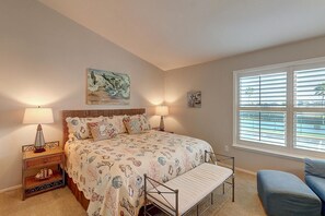 2 bedrooms, iron/ironing board, free WiFi, bed sheets - Dock Holiday- Water views, private boat dock, 2 bed, 2 bath Bayhouse Condo (Rockport)