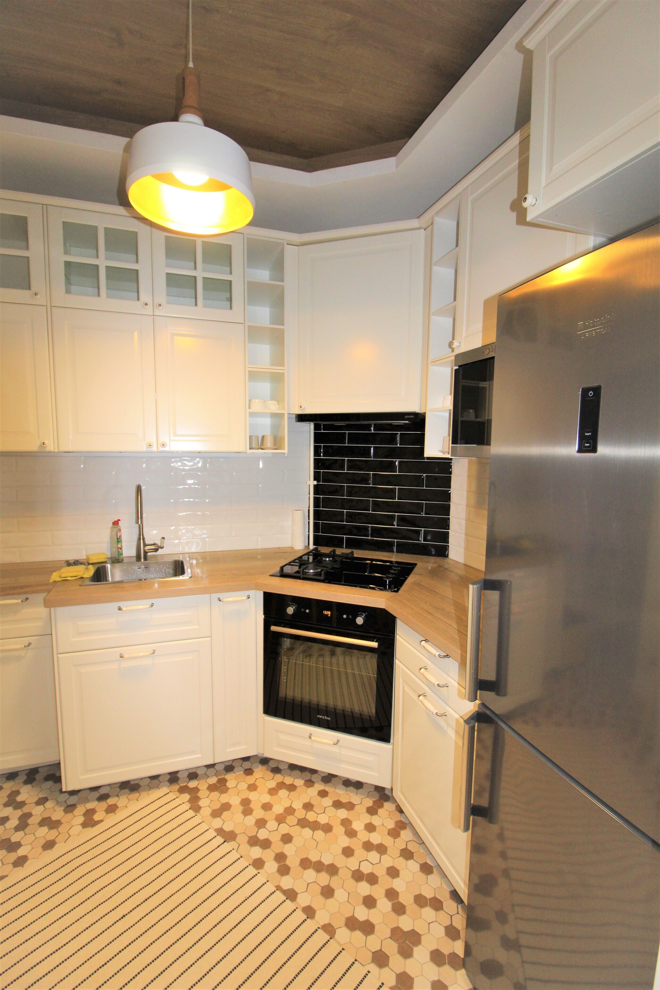 Jääkaappi, mikroaaltouuni, uuni, liesi