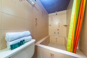 Habitación familiar | Ropa de cama hipoalergénica, wifi gratis y ropa de cama 