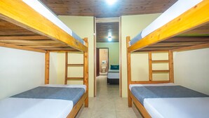 A room with bunk beds, a wooden ceiling, and a tiled floor. - Ayenda Pakande (Popayán)