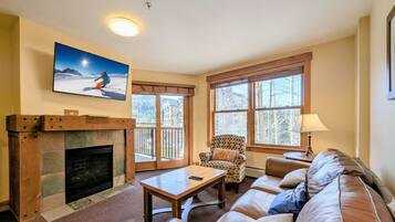 Een televisie en een open haard