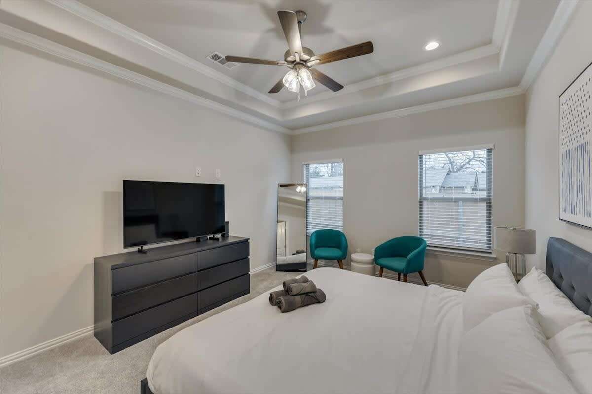 4 bedrooms, iron/ironing board, WiFi, bed sheets