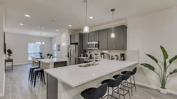 Réfrigérateur, four à micro-ondes, un four, surface de cuisson