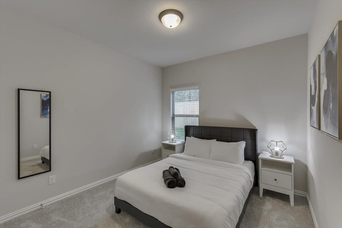 4 bedrooms, iron/ironing board, WiFi, bed sheets