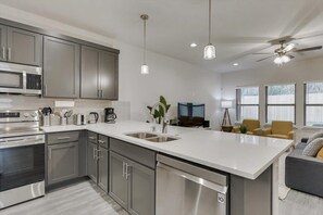 Fridge, microwave, oven, stovetop - Your Vibrant Dallas Getaway Home (Dallas)