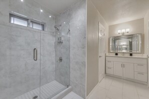 Bathtub, hair dryer, towels, shampoo