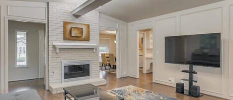 Fernseher, Kamin, DVD-Player, Stereoanlage