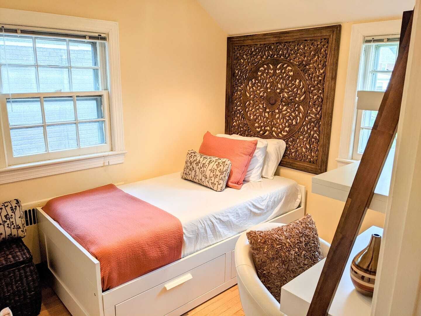 4 bedrooms, desk, WiFi (free), bed sheets